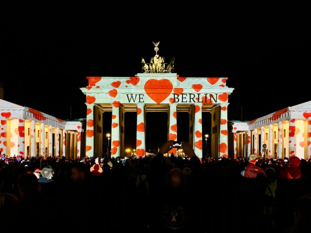 Berlin Tours people at Brandenburg gate