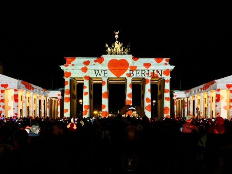 Berlin Tours people at Brandenburg gate
