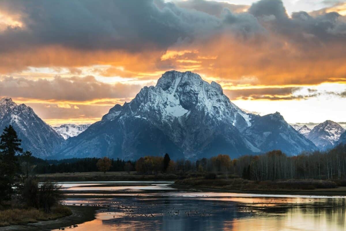usa travel guide gray mountain under white cloudy sky