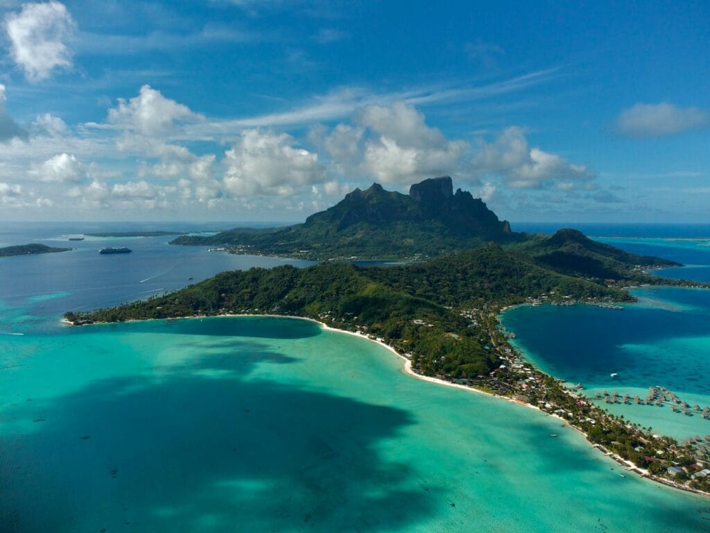 Bora-Bora, Polynésie française
an aerial view of an island in the middle of the ocean