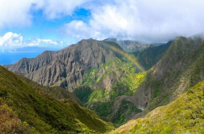 Maui Travel Guide Mountains and a rainbow create a beautiful landscape.