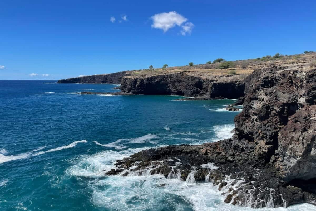 Lanai Tours a view of the ocean from a cliff