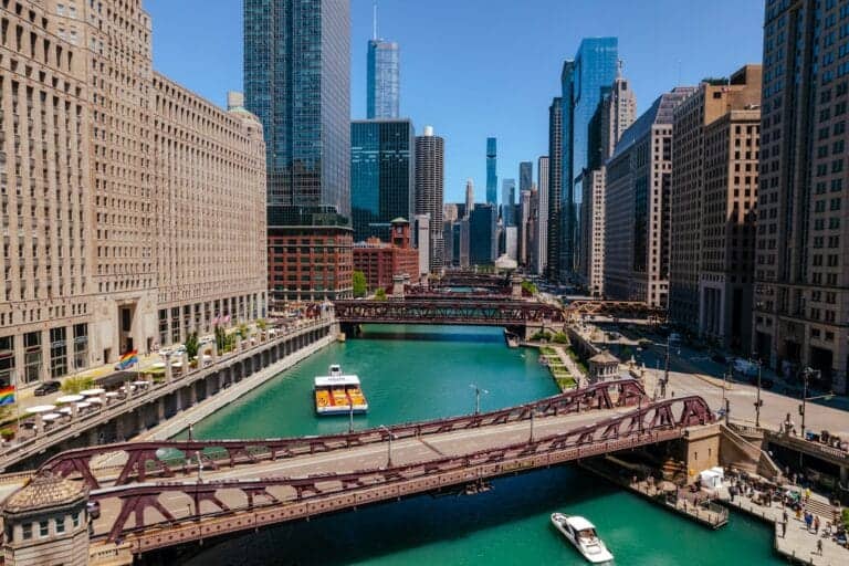 Illinois Travel Guide a river with Chicago River and boats