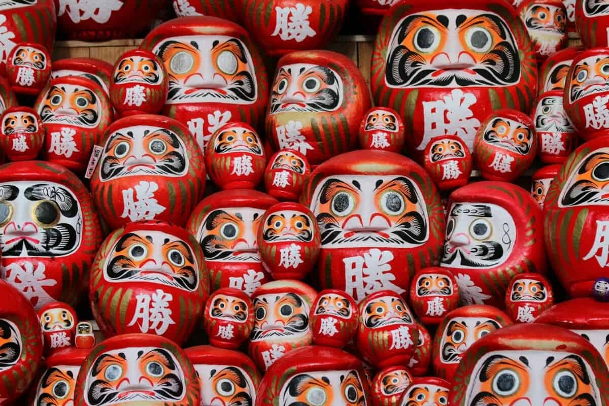 Osaka Travel Guide red-and-white daruma dolls