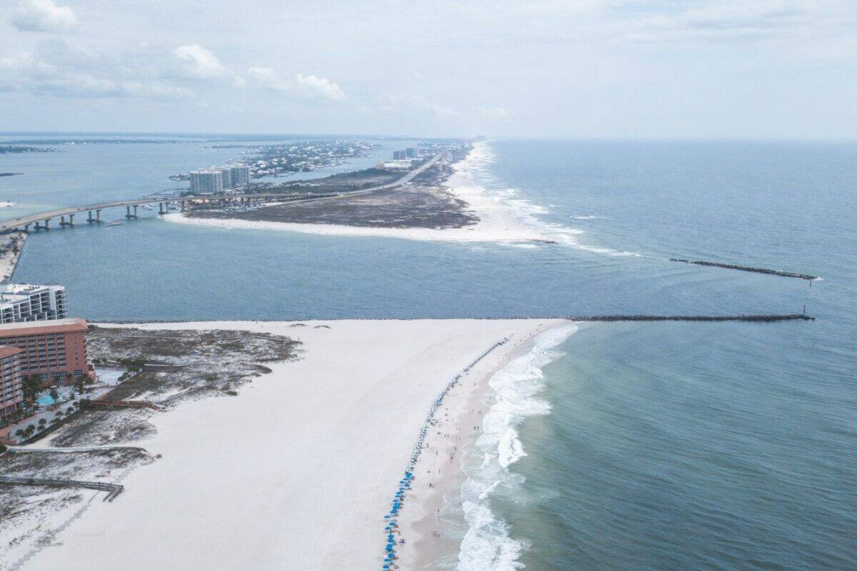 Alabama travel guide a long stretch of beach next to the ocean
