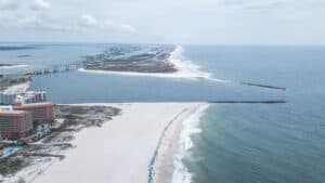 Alabama travel guide a long stretch of beach next to the ocean