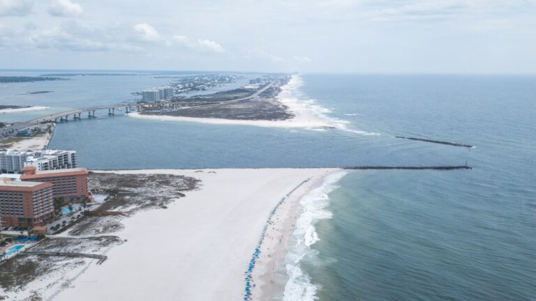 Alabama travel guide a long stretch of beach next to the ocean