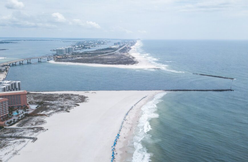 Alabama travel guide a long stretch of beach next to the ocean