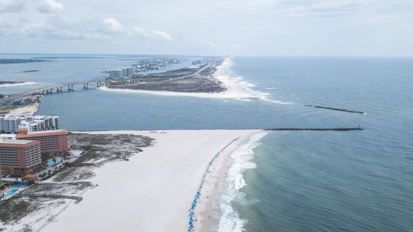Alabama travel guide a long stretch of beach next to the ocean
