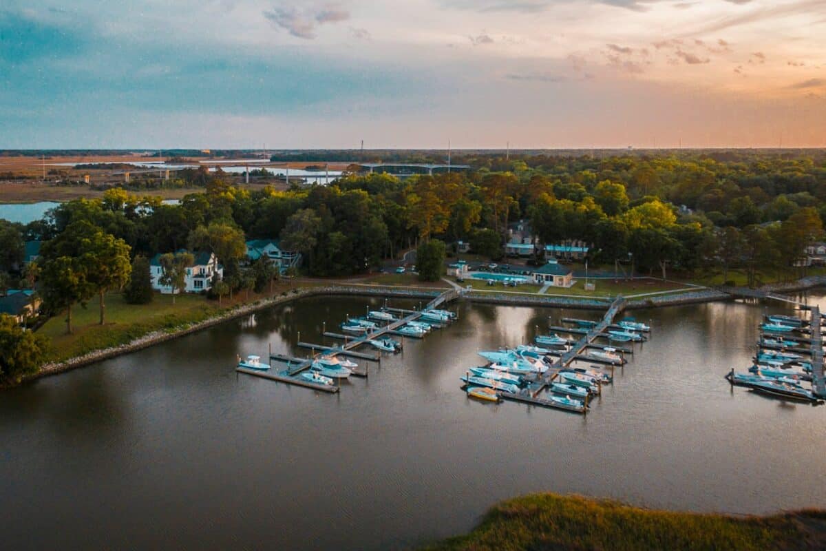 Georgia State Travel Guide white and blue boat on river during daytime