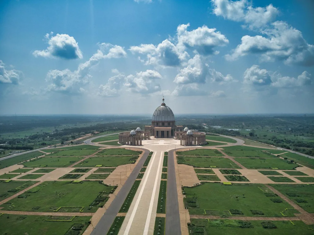 Côte d’Ivoire Travel Guide Aerial view of the Basilica of Our Lady of Peace in Yamoussoukro under a bright sky.