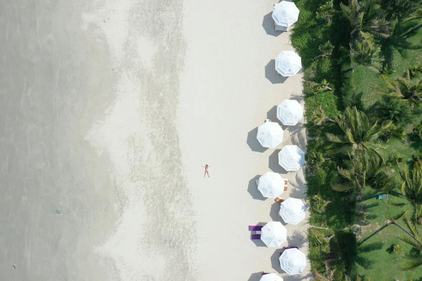 Beach Escapes white and blue balloons on white sand